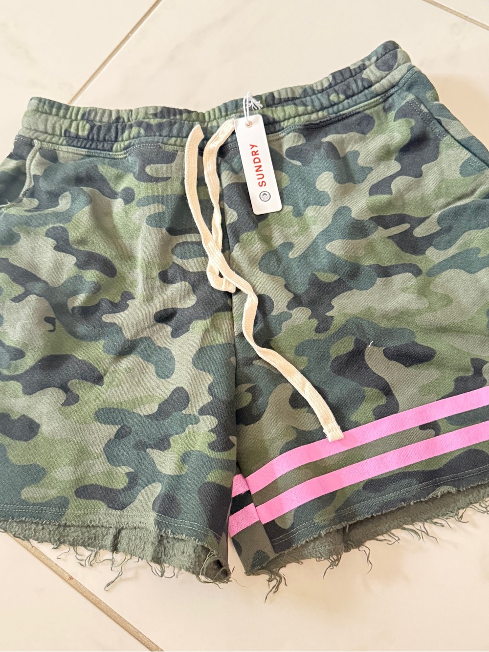 Sundry Camo Drawstring Shorts with Pink Stripe size 1 NWT